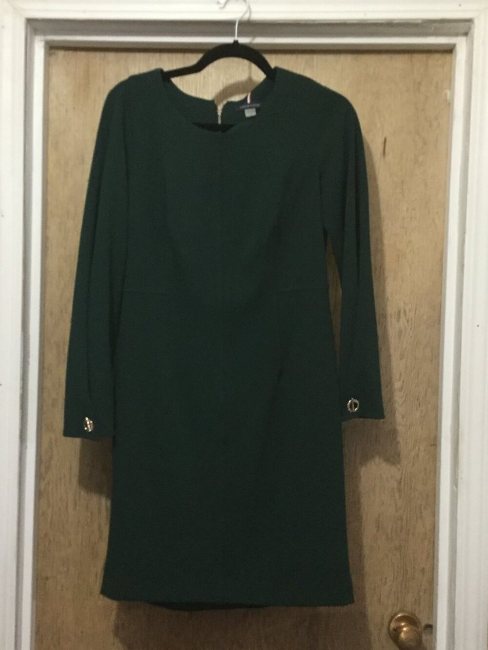 Tommy Hilfiger green dress size 6 has gold colored accents 18 pit to pit